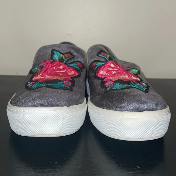 Dirty Laundry Slip Ons.  Size 7.5. Beautiful Rose Appliqué. - Picture 5 of 9